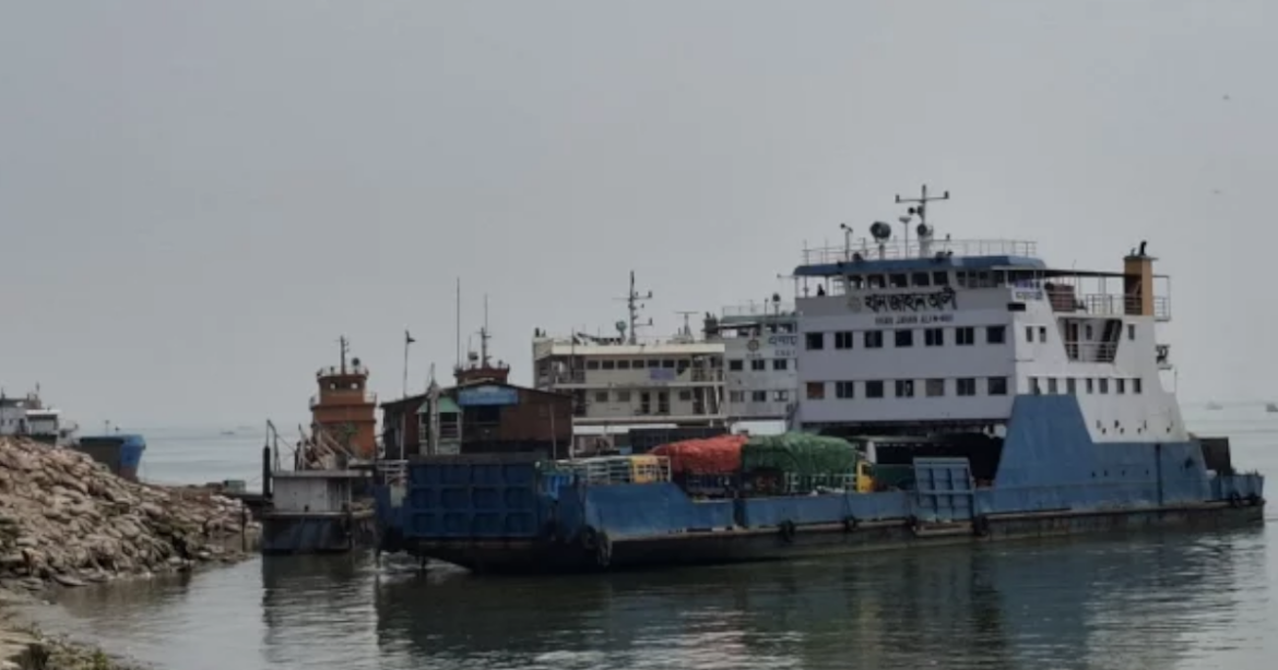 বৈরী আবহাওয়ার কারণে দৌলতদিয়া-পাটুরিয়া নৌরুটে ফেরিসহ সব ধরনের নৌযান চলাচল সাময়িক বন্ধ ঘোষণা করা হয়েছে।