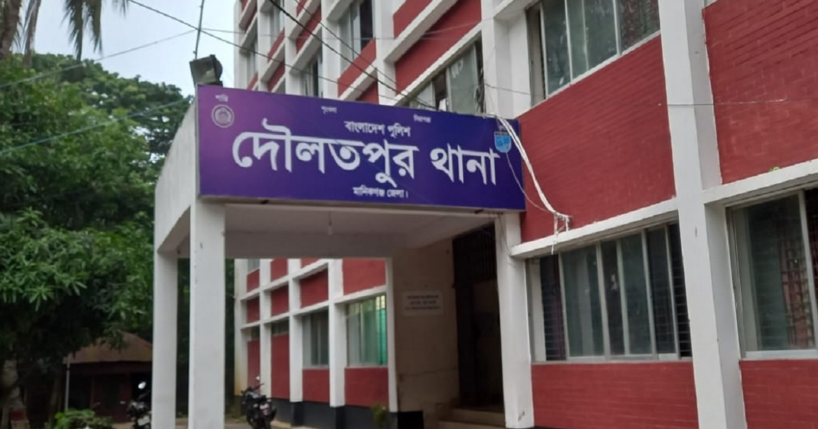 মানিকগঞ্জ জেলার দৌলতপুর উপজেলায় পারিবারিক বিরোধের জেরে ভাবি ও ভাতিজাকে হত্যার অভিযোগ উঠেছে দেবর ইউসুফ মোল্লা (৩৫) বিরুদ্ধে।