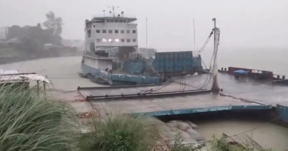 ঝড়-বৃষ্টি ও দমকা হাওয়ার কারণে প্রায় একঘণ্টা পর পাটুরিয়া-দৌলতদিয়া ও আরিচা-কাজিরহাট নৌরুটে ফেরি চলাচল ফের স্বাভাবিক হয়েছে।