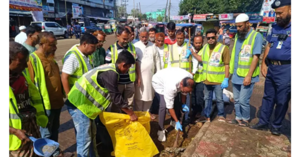 কোরবানি পশুর বর্জ্য দ্রুত অপসারণ ও পরিচ্ছন্ন শহর গড়ার লক্ষ্যে টাঙ্গাইল শহরে শুরু হয়েছে পরিষ্কার-পরিচ্ছন্নতা অভিযান।