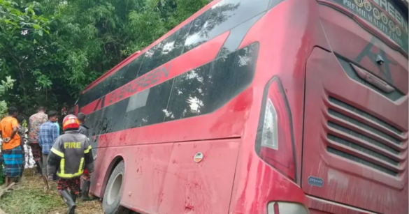 বগুড়া জেলার নওগাঁ-বগুড়া মহাসড়কে বাস ও অটোরিকশা সংঘর্ষে মা ও মেয়ের মৃত্যু হয়েছে।