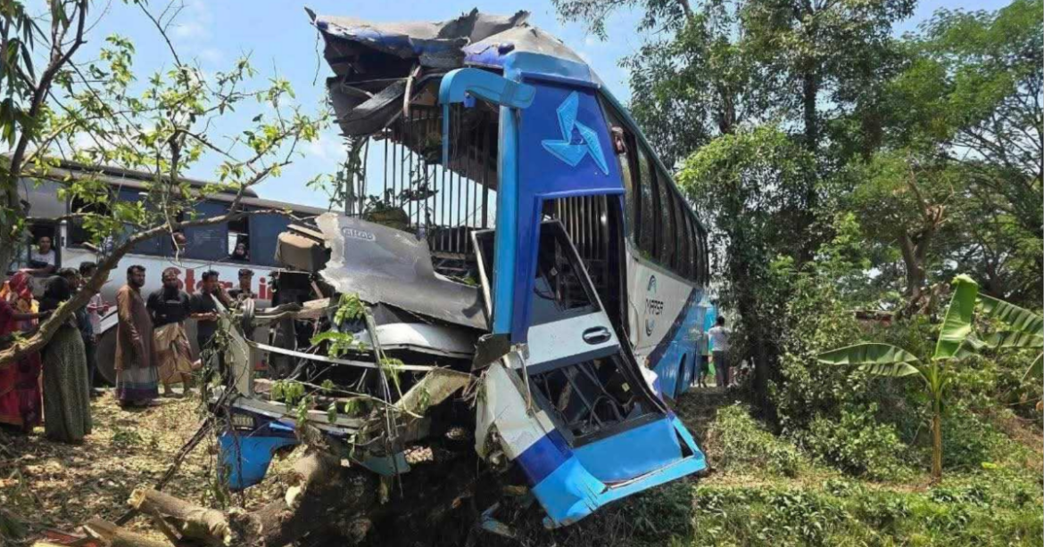 কক্সবাজার-চট্টগ্রাম মহাসড়কের লোহাগাড়া উপজেলায় 'মারছা পরিবহন' দুটি গাড়ির মুখোমুখি সংঘর্ষে ৪ জন নিহত হয়েছেন।