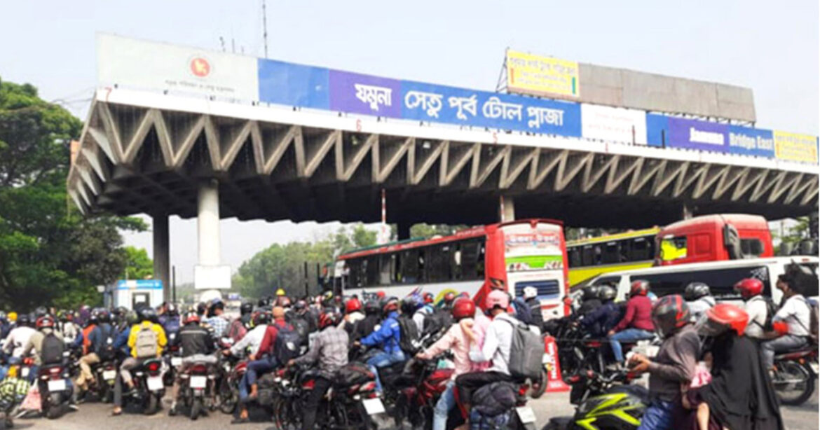 ঈদ যতই ঘনিয়ে আসছে ততই ঢাকা-টাঙ্গাইল-যমুনা সেতু মহাসড়কে যানবাহন ও ঘরমুখো মানুষের সংখ্যা বৃদ্ধি পাচ্ছে।