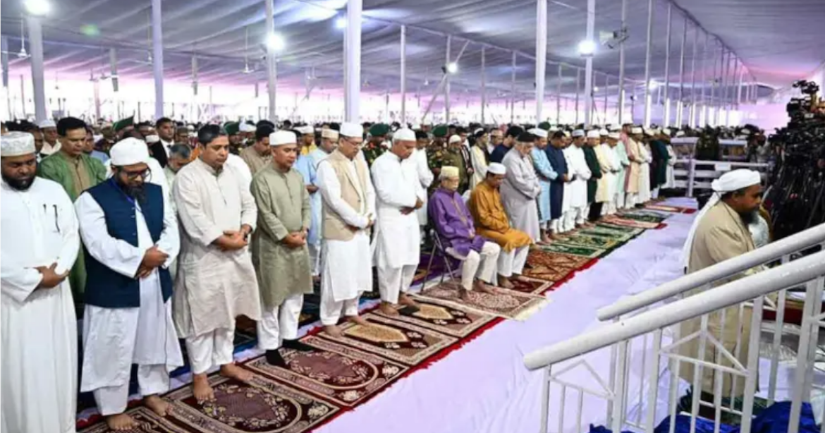 জাতীয় ঈদগাহ ময়দানে পবিত্র ঈদুল আজহা'র প্রধান জামাতে অংশ নিয়ে একসঙ্গে নামাজ আদায় করেছেন রাষ্ট্রপতি মো. সাহাবুদ্দিন ও প্রধানমন্ত্রী তারেক রহমান।