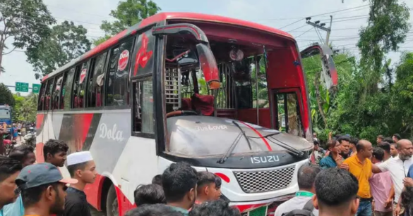 গোপালগঞ্জ সদর উপজেলায় মোটরসাইকেলে ধাক্কা দিয়ে 'দোলা পরিবহন'-এর একটি বাস উল্টে ৫জন নিহত হয়েছেন।