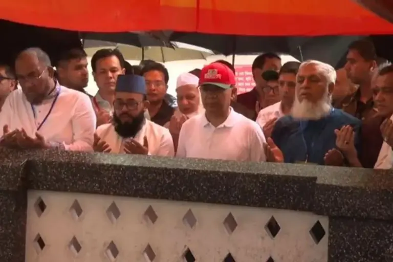 হযরত শাহজালালের কবর জিয়ারত করলেন প্রধানমন্ত্রী