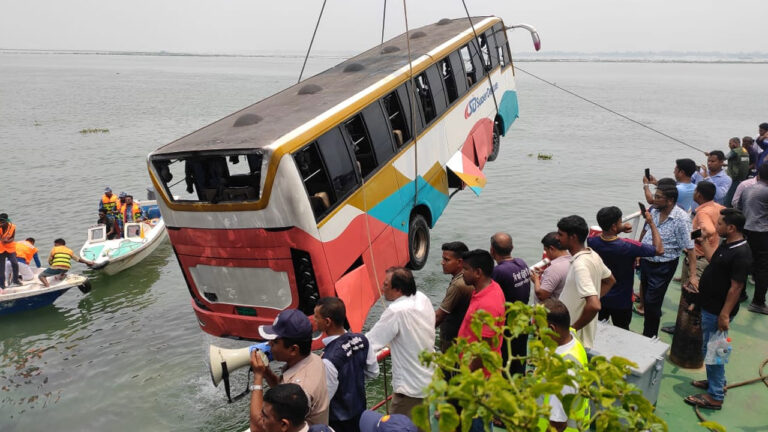 পদ্মায় ডুবে যাওয়া বাস উদ্ধার