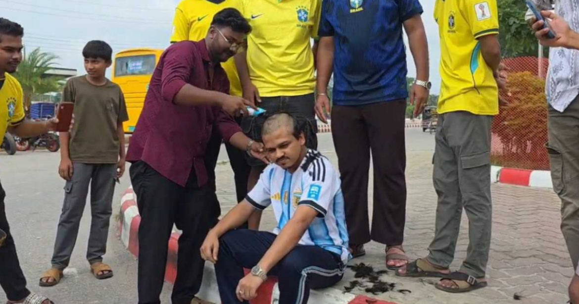 ফেসবুক লাইভে দেয়া প্রতিশ্রুতি রক্ষা করতে ব্রাজিল জয়ের পর নিজের মাথা ন্যাড়া করিয়েছেন কাজী রাফি নামে এক আর্জেন্টিনা সমর্থক।
