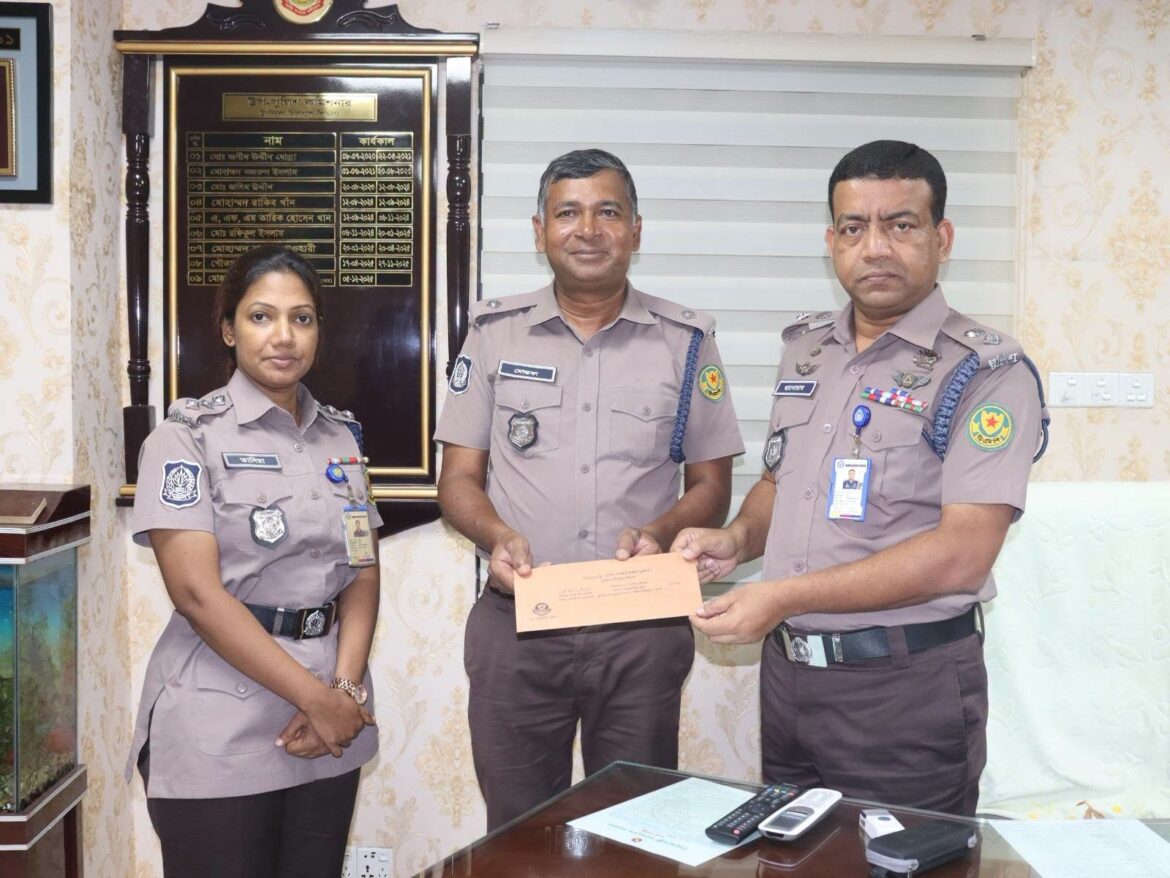 রাজধানীর গাবতলী পশুরহাট এলাকায় গরু-ছাগলসহ ছিনতাই হওয়া একটি ট্রাক উদ্ধার করে সাহসিকতার পুরস্কার পেয়েছেন পুলিশ পরিদর্শক মো. গোলাম মোস্তফা।
