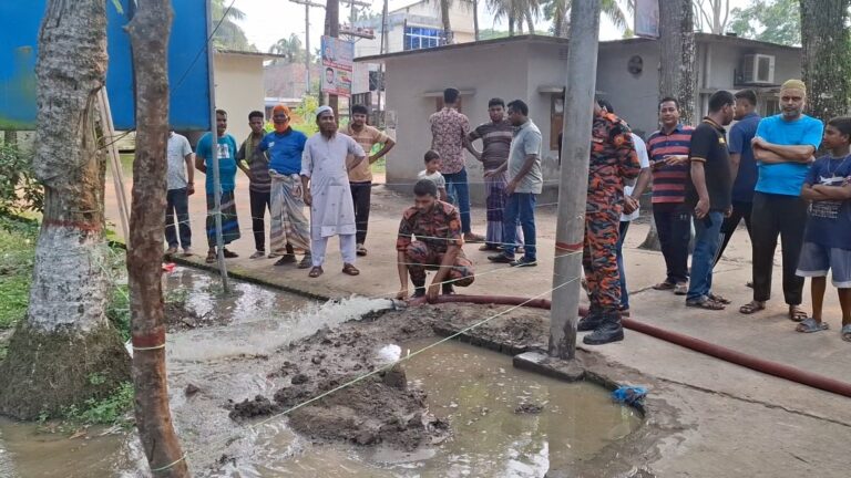 শরীয়তপুরে রহস্যজনকভাবে ৫০ ফুট এলাকাজুড়ে মাটি গরম, কারণ খুঁজছে পুলিশ-ফায়ার সার্ভিস