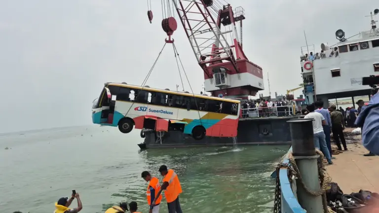 দৌলতদিয়ায় নৌ পুলিশের তৎপরতায় রক্ষা পেল অর্ধশতাধিক যাত্রী