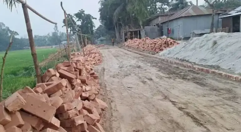 প্রধানমন্ত্রীর সফর শেষে রাস্তার ইট তুলে নিয়ে গেলেন ঠিকাদার