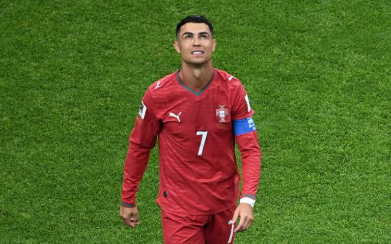 মাঠে নেমে মেসিকে ছুঁয়ে ফেললেন রোনালদো