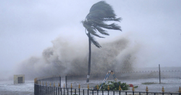 রাত ১টার মধ্যে ঢাকাসহ দেশের ১১ জেলায় ৬০ কিলোমিটার বেগে ঝড়ের আভাস দিয়েছে বাংলাদেশ আবহাওয়া অধিদফতর।
