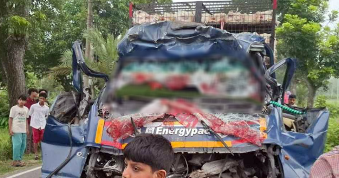 টাঙ্গাইল জেলার সখীপুর উপজেলায় দাঁড়িয়ে থাকা বাঁশ বোঝাই ট্রাকের পেছনে মুরগি বোঝাই পিকআপ ভ্যানের ধাক্কায় ৪ জন নিহত হয়েছেন।