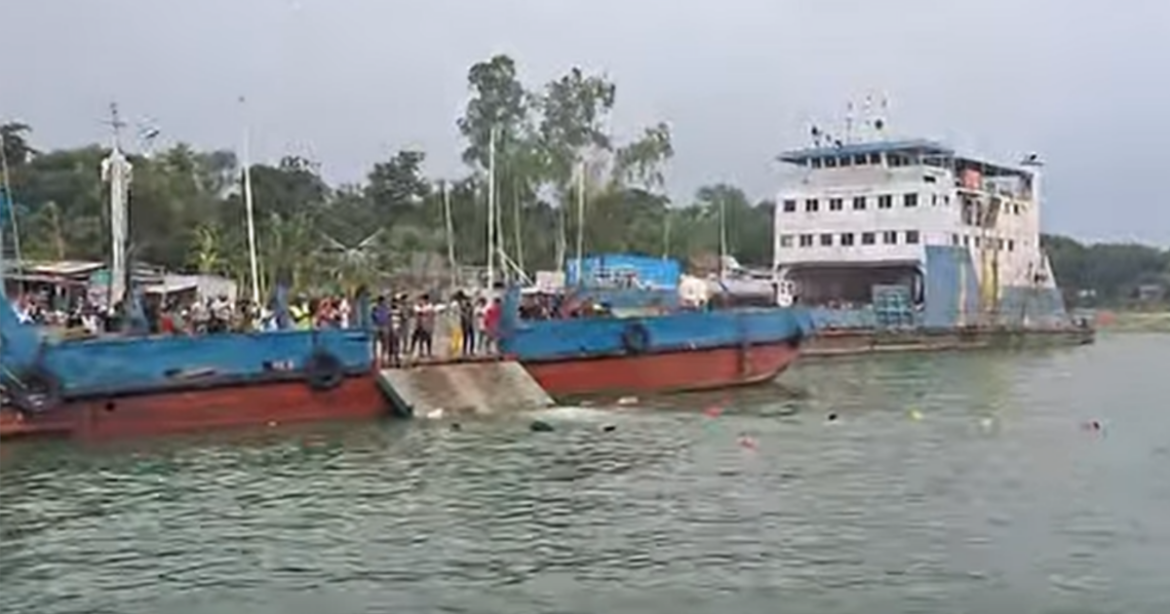 রাজবাড়ী জেলার গোয়ালন্দ উপজেলায় দৌলতদিয়া ৭নং ফেরিঘাটে আবারও নিয়ন্ত্রণ হারিয়ে পদ্মা নদীতে বাস পড়ে যাওয়ার ঘটনা ঘটেছে।