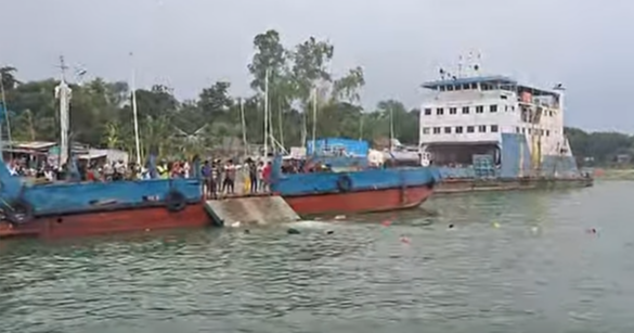 রাজবাড়ী জেলার গোয়ালন্দ উপজেলায় দৌলতদিয়া ৭নং ফেরিঘাটে আবারও নিয়ন্ত্রণ হারিয়ে পদ্মা নদীতে বাস পড়ে যাওয়ার ঘটনা ঘটেছে।