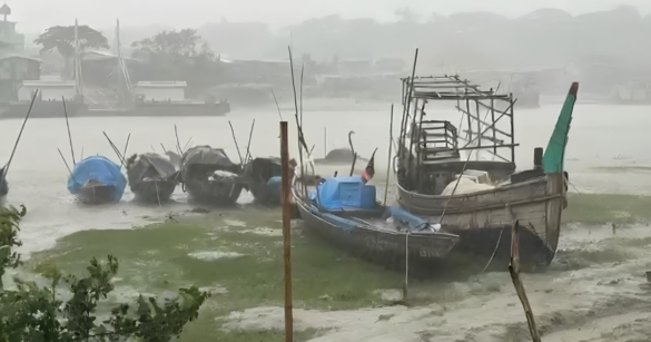 দেশের ১৩ অঞ্চলের ওপর দিয়ে বৃষ্টি বা বজ্রবৃষ্টিসহ ৬০ কিলোমিটার বেগে ঝড়ো হাওয়া বয়ে যেতে পারে বলে জানিয়েছে আবহাওয়া অধিদপ্তর।