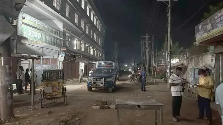 পাবনায় ছেলের সামনে বাবাকে গুলি করে হত্যা