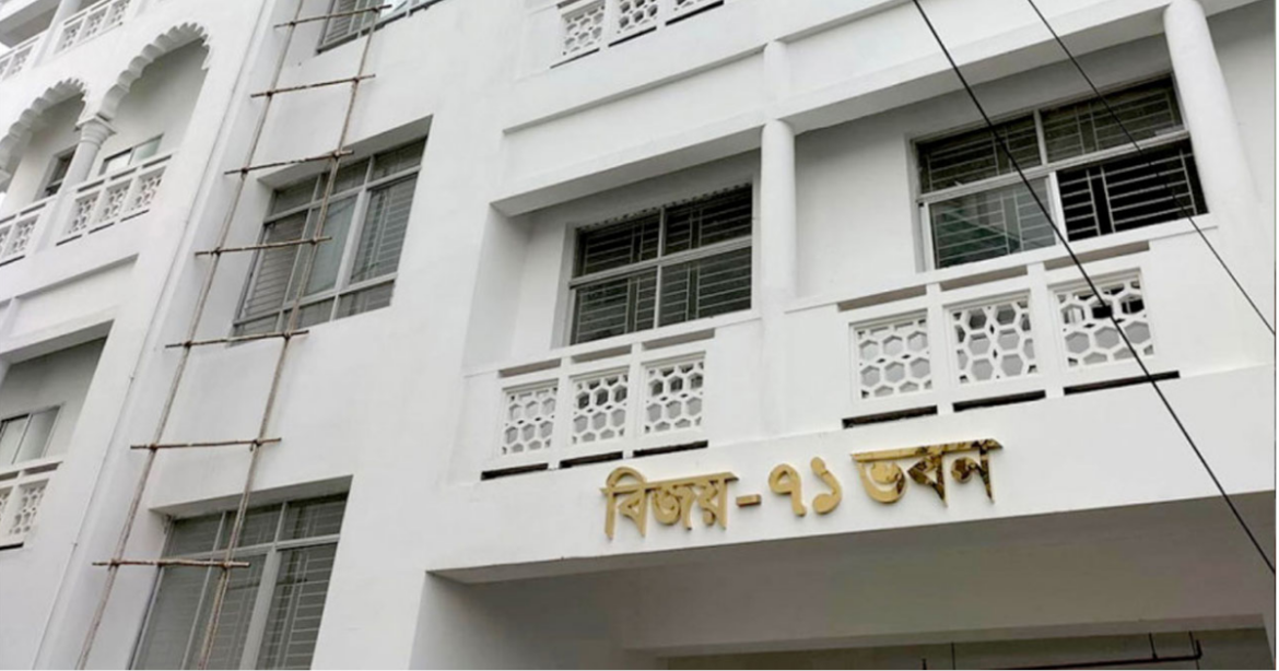 সুপ্রিম কোর্ট প্রাঙ্গণে অবস্থিত 'বিজয় ৭১ ভবনে' ঝুলন্ত অবস্থায় কামাল হোসেন (৪৭) নামে হাইকোর্ট বিভাগের কর্মচারীর মরদেহ উদ্ধার করেছে পুলিশ।