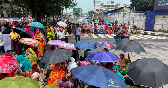 রাজধানীর তেজগাঁও শিল্পাঞ্চল এলাকার লাভ রোডসংলগ্ন মূল সড়ক অবরোধ করে বিক্ষোভ করছেন নাসা গার্মেন্টসের শ্রমিকরা।
