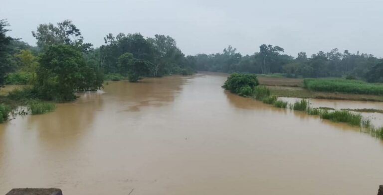 মুহুরী-কহুয়া-সিলোনীয়ার পানি কমেছে, স্বস্তির নিঃশ্বাস বেড়িবাঁধ সংলগ্ন লাখো মানুষের