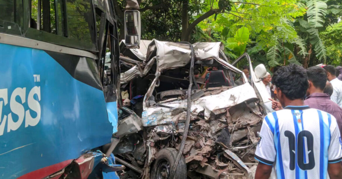 পাবনা সদর উপজেলায় মরদেহবাহী অ্যাম্বুলেন্স ও বাস মুখোমুখি সংঘর্ষের ঘটনায় ৪ জন নিহত হয়েছেন।