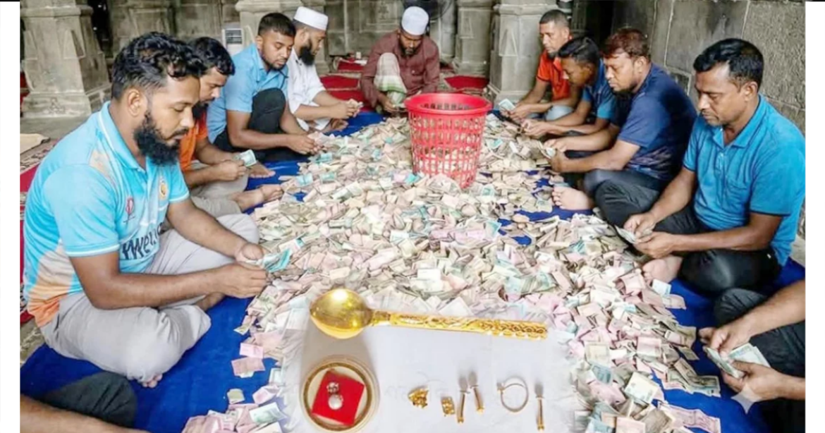 নওগাঁ জেলার মান্দা উপজেলার ঐতিহাসিক কুসুম্বা শাহী মসজিদের দানবাক্স খুলে এবার ১২ লাখ ৮৭ হাজার টাকা, স্বর্ণালঙ্কারসহ বৈদেশিক মুদ্রা পাওয়া গেছে।