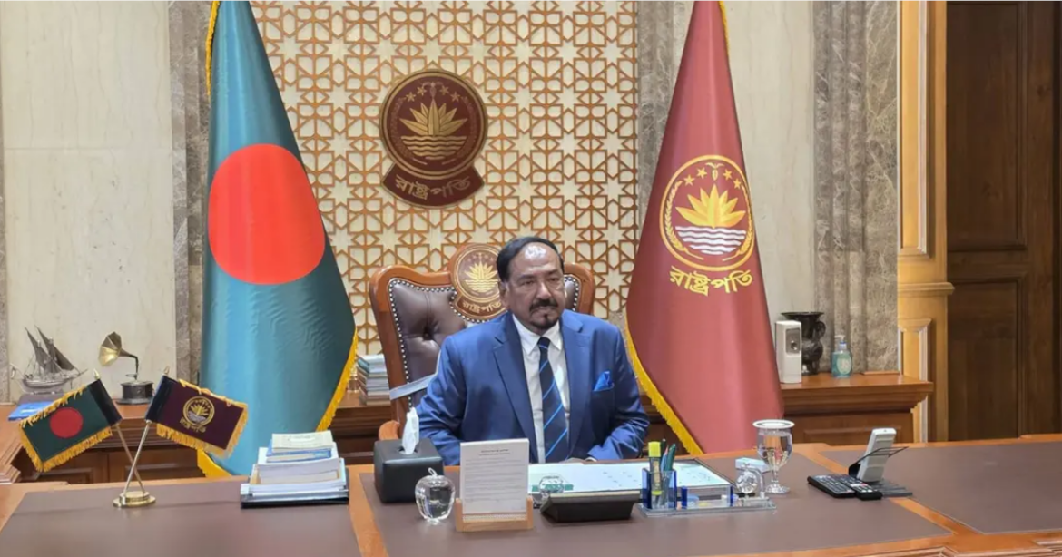 দায়িত্ব গ্রহণের পর প্রথমবার বঙ্গভবনে কার্যক্রম শুরু করেছেন ভারপ্রাপ্ত রাষ্ট্রপতি হাফিজ উদ্দিন আহমদ (বীর বিক্রম)। 