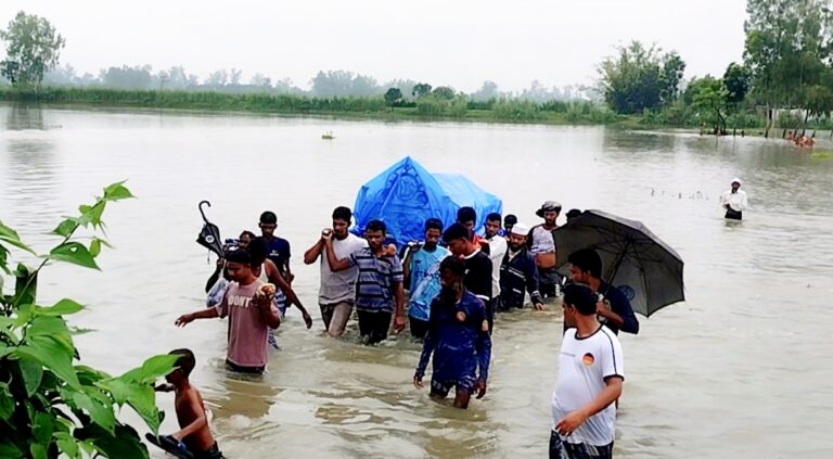 শেষ বিদায়েও দুর্ভোগ, গলা সমান পানি পেরিয়ে মরদেহ কবরস্থানে