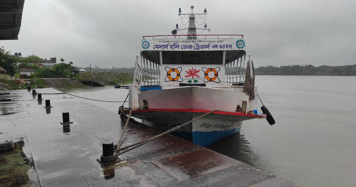 বঙ্গোপসাগরে সৃষ্ট লঘুচাপটি নিম্নচাপে পরিণত হওয়ায় তীব্র বাতাস ও দিনভর ভারি বৃষ্টিতে উত্তাল হয়ে উঠেছে ভোলা জেলার মেঘনা ও তেঁতুলিয়া নদী।