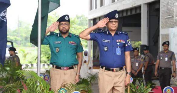 গাঢ় নীল ও হালকা জলপাই রঙের শার্ট এবং খাকি রঙের প্যান্টে ফিরল পুলিশ।