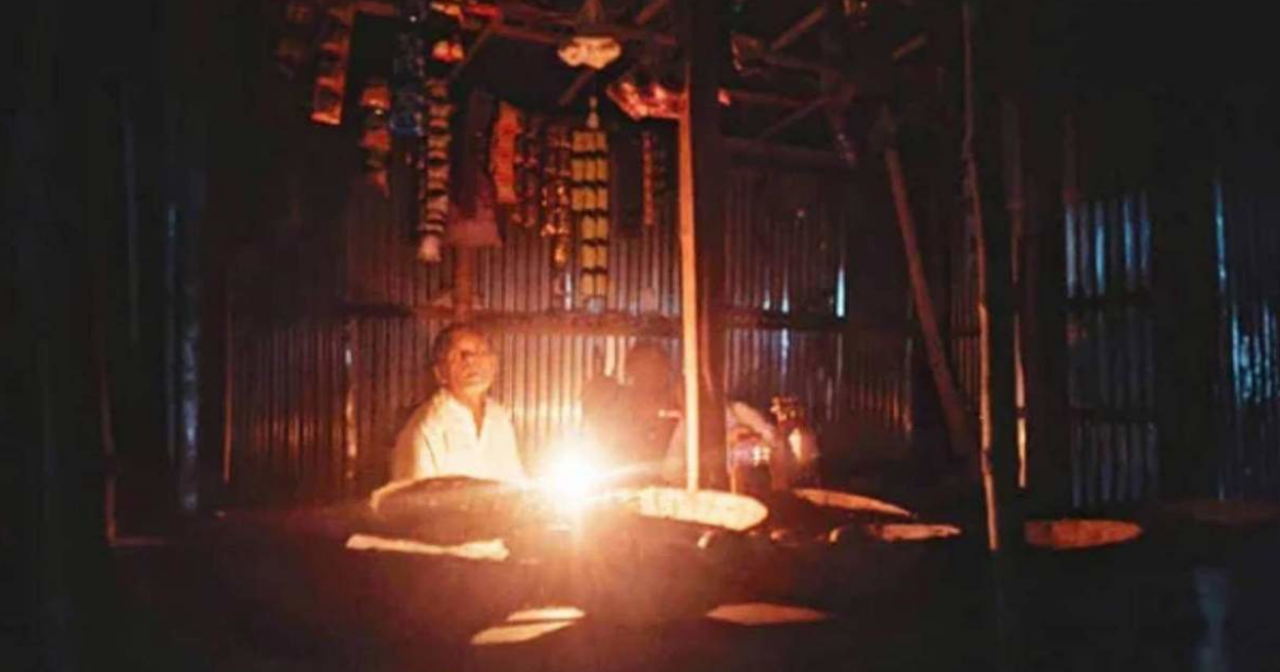 এফডিসি মোড় এলাকার একটি বৈদ্যুতিক উপকেন্দ্রে (সাবস্টেশন) আগুন লাগার ঘটনায় শনিবার দুপুর থেকে বেশ কয়েকটি এলাকায় বিদ্যুৎ সরবরাহ বন্ধ রয়েছে।
