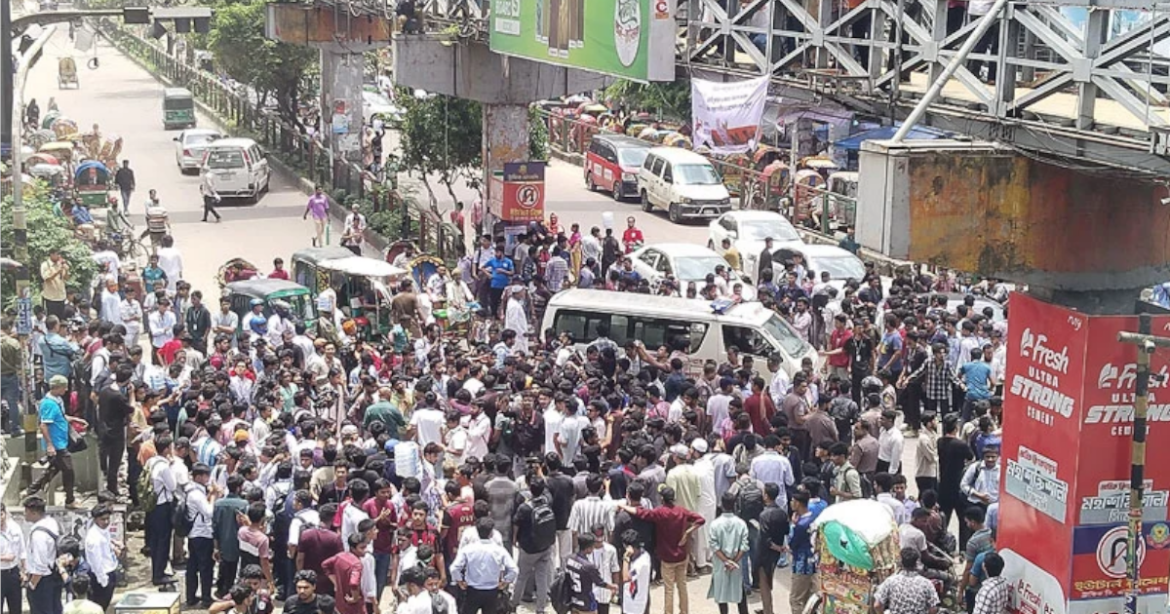 দুর্যোগপূর্ণ আবহাওয়ায় পরীক্ষা গ্রহণ এবং পরীক্ষার্থীদের ‘ফার্মের মুরগি’ সম্বোধন করার অভিযোগে শিক্ষামন্ত্রীর পদত্যাগ দাবিতে সড়ক অবরোধ করেছেন শিক্ষার্থীরা।