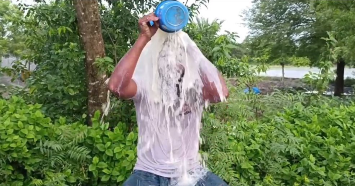 সাতক্ষীরা–৪ আসনের এমপি'র 'ভিডিও বিতর্কের' জেরে ১ মণ দুধ দিয়ে গোসল করে জামায়াতে ইসলামী ছাড়ার ঘোষণা দিয়েছেন দেলোয়ার হোসেন নামে এক দলীয় কর্মী।