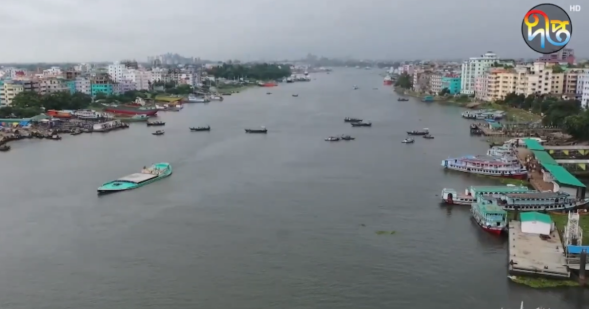 নদী দখল ও দূষণের কারণে প্রাচ্যের ড্যান্ডিখ্যাত নারায়ণগঞ্জের মধ্য দিয়ে বয়ে যাওয়া শীতলক্ষ্যা নদীর পানি এখন কুচকুচে কালো।