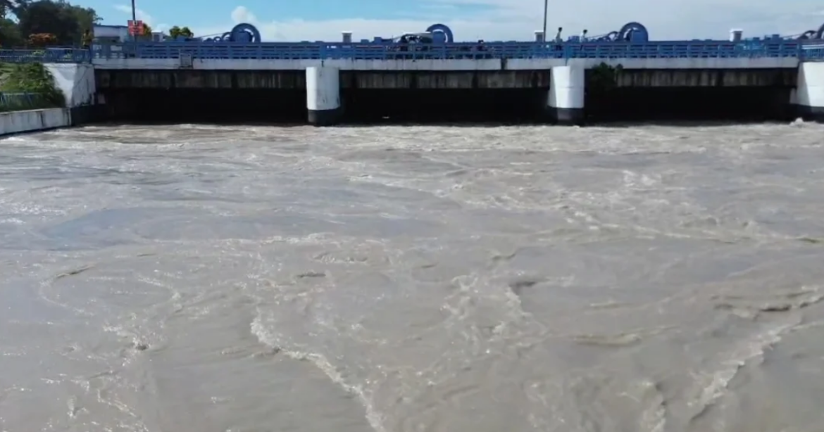 পাহাড়ি ঢল এবং টানা ভারী বর্ষণের কারণে তিস্তা নদীর পানি বৃদ্ধি পেয়ে বিপদসীমার ৩ সেন্টিমিটার ওপর দিয়ে প্রবাহিত হচ্ছে।