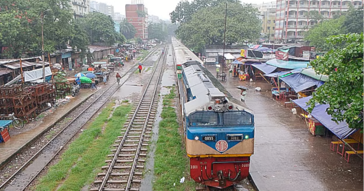 ভারী বর্ষণ ও পাহাড়ি ঢলের কারণে রেললাইন ডুবে যাওয়ায় টানা ৫ দিন বন্ধ থাকার পর চট্টগ্রাম–কক্সবাজার রুটে ট্রেন চলাচল শুরু হয়েছে।