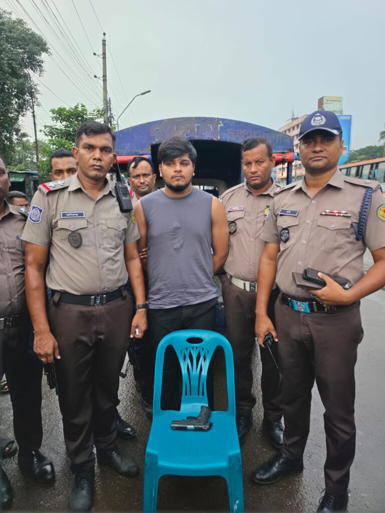 গাবতলীতে স্পোর্টস কার থেকে বিদেশি পিস্তল উদ্ধার