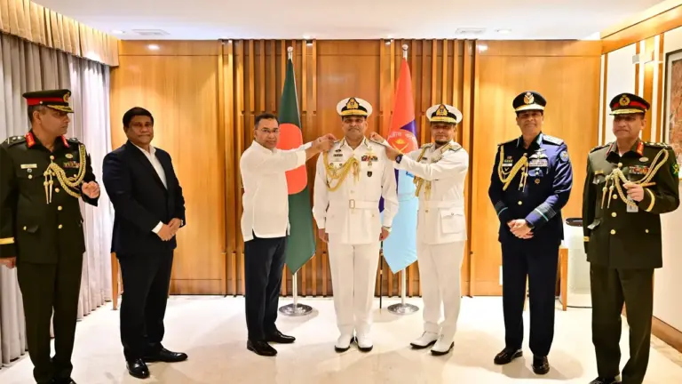 নতুন নৌপ্রধানকে ভাইস অ্যাডমিরাল র‍্যাংক ব্যাজ পরালেন প্রধানমন্ত্রী