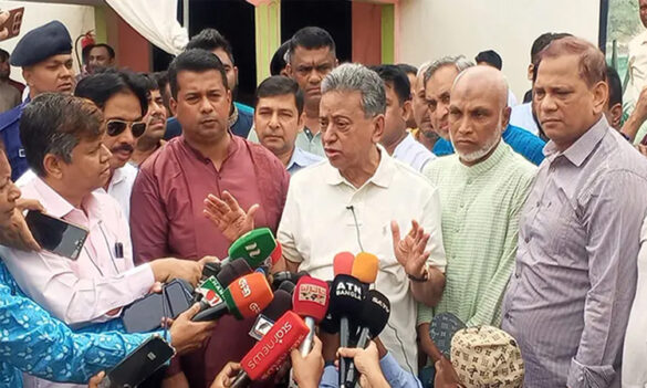 চট্টগ্রামের পতেঙ্গা এলাকায় বন্যার্তদের মাঝে ত্রাণ বিতরণ করেন অর্থমন্ত্রী আমির খসরু মাহমুদ চৌধুরী।