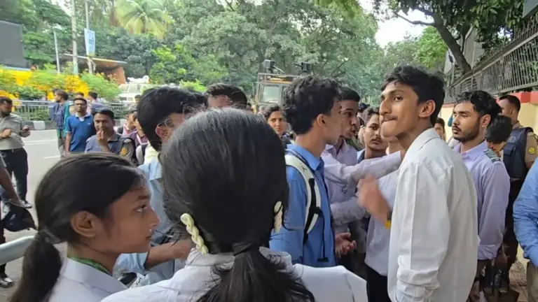 ৬ দফা দাবি নিয়ে সচিবালয়ে শিক্ষার্থীরা