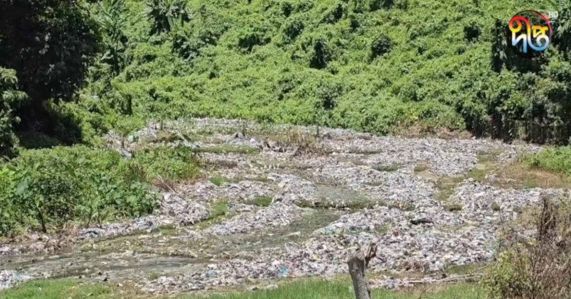 বান্দরবানে যত্রতত্র ময়লা-আবর্জনা ফেলার কারণে জমির উর্বরতা নষ্ট হচ্ছে এবং পরিবেশ মারাত্মক ঝুঁকির মুখে পড়েছে।