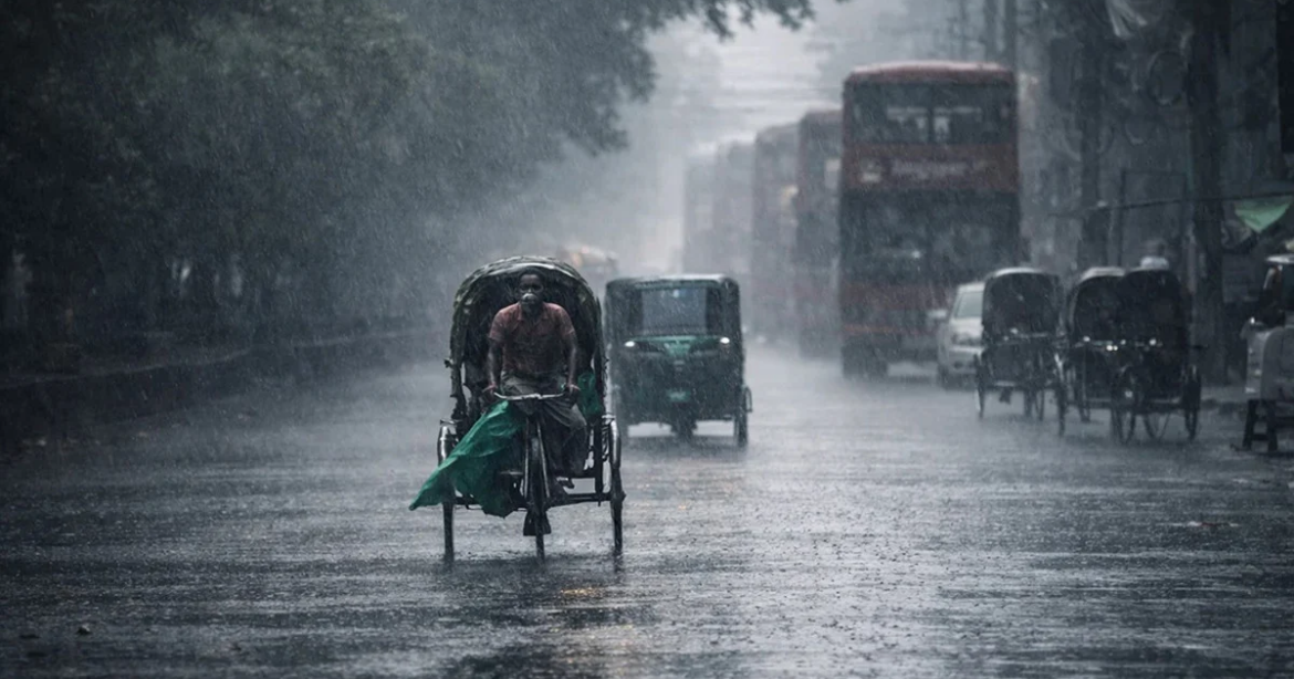 আগামী ৫ দিন সারাদেশে মাঝারি থেকে ভারী বর্ষণ এবং দমকা হাওয়ার তীব্রতা বজায় থাকার আভাস দিয়েছে আবহাওয়া অধিদপ্তর।