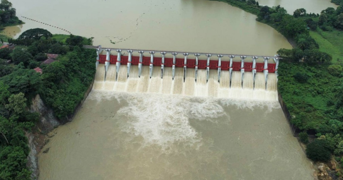 পানি আশঙ্কাজনক বৃদ্ধি পাওয়ায় অতিরিক্ত পানি নিষ্কাশনে কাপ্তাই বাঁধের স্পিলওয়ের ১৬টি জলকপাটের ওপেনিং বাড়িয়ে ৩ ফুট করা হয়েছে।