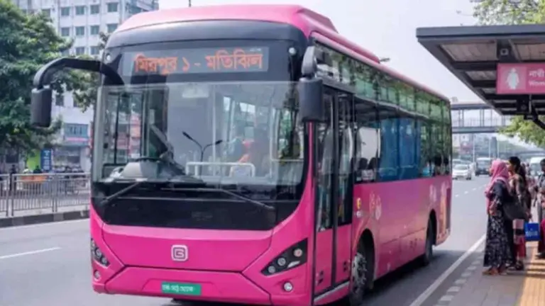 প্রথম দিনেই পিংক বাসে ধাক্কা, বলাকা বাসকে জরিমানা