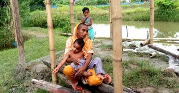 বাগেরহাটের রামপালে দুই সন্তানকে নিয়ে বেঁচে থাকার সংগ্রামে এমনই এক নির্মম বাস্তবতার মুখোমুখি হয়েছেন রেহানা খাতুন।