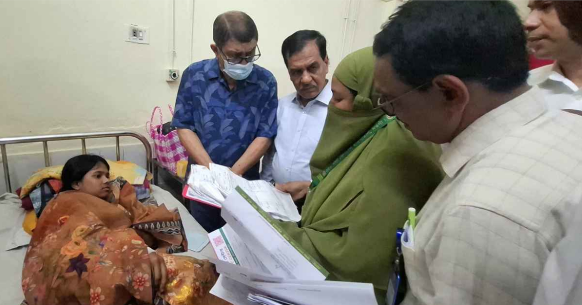 সরকারি স্যালাইন মজুত থাকলেও বাইরে থেকে কিনতে হচ্ছে রোগীদের। নওগাঁ সদর হাসপাতাল পরিদর্শনে গিয়ে এমন অনিয়ম পেয়েছেন স্বাস্থ্যমন্ত্রী।