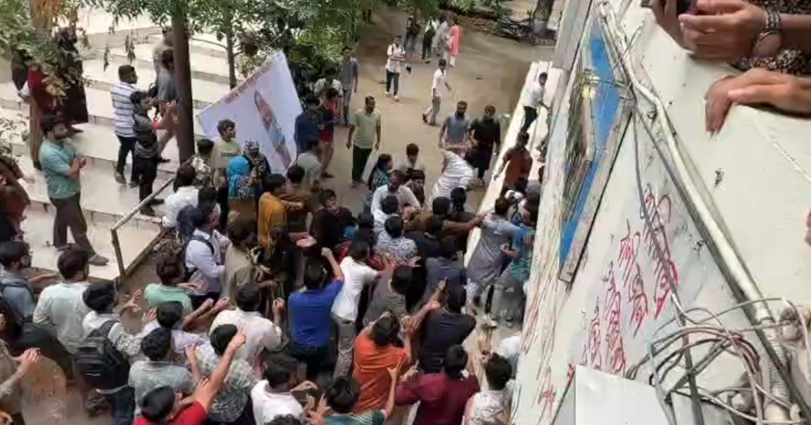 জবি ক্যাম্পাসে জুলাই গণ–অভ্যুত্থানের দ্বিতীয় বার্ষিকী উদ্‌যাপন উপলক্ষে আয়োজিত এক সেমিনারে ঢোকাকে কেন্দ্র করে ছাত্রদলের সঙ্গে জকসু ও ছাত্রশক্তির নেতা–কর্মীদের মধ্যে মারামারির ঘটনা ঘটেছে।