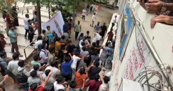 জবি ক্যাম্পাসে জুলাই গণ–অভ্যুত্থানের দ্বিতীয় বার্ষিকী উদ্‌যাপন উপলক্ষে আয়োজিত এক সেমিনারে ঢোকাকে কেন্দ্র করে ছাত্রদলের সঙ্গে জকসু ও ছাত্রশক্তির নেতা–কর্মীদের মধ্যে মারামারির ঘটনা ঘটেছে।